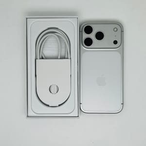 iPhone 17 Pro 256GB Blanco Titanio Como Nuevo (Exclusivo eSIM, Batería 100%)