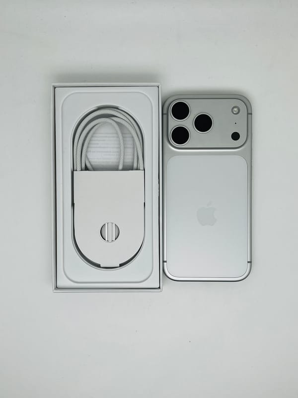iPhone 17 Pro 256GB Blanco Titanio Como Nuevo (Exclusivo eSIM, Batería 100%)