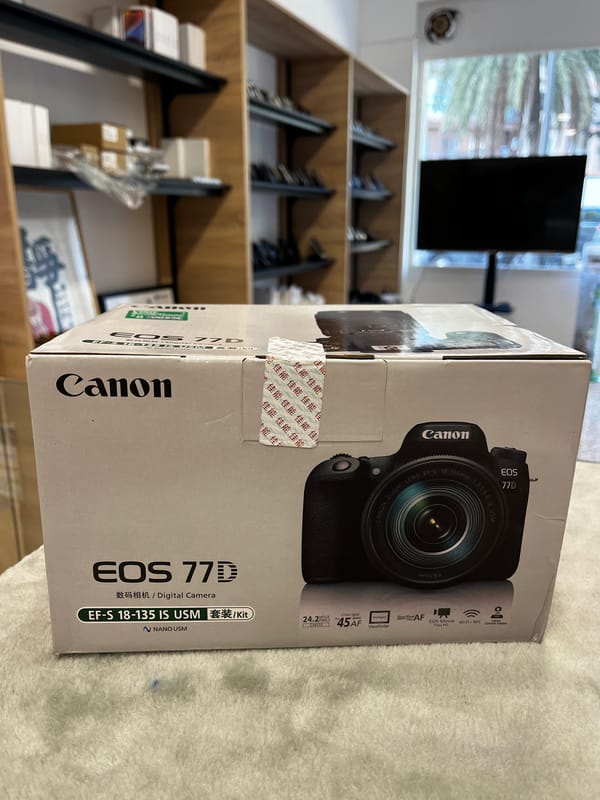 Canon EOS 77D + Objetivo EF-S 18-135mm f/3.5-5.6 IS USM de Segunda Mano (Estado Como Nuevo con Caja Original)
